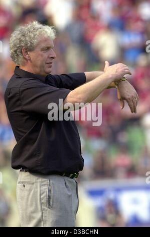 (Dpa) - Klaus Toppmoeller, Trainer der deutschen Fußballverein Bayer Leverkusen, im Bild während des Spiels Bayer 04 Leverkusen gegen Borussia Dortmund in Leverkusen, Deutschland, 17. August 2002. Das Match endete in einem Unentschieden 1:1 (1:0). Stockfoto