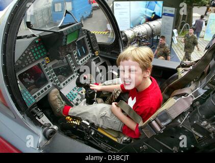 (Dpa) - setzt vier-jährige Theo in den Pilotensitz im Cockpit ein Eurofighter beim Tag der offenen Tür an das Verteidigungsministerium in Berlin, 17. August 2002. Alle 14 deutschen Ministerien zeigte die Regierung Arbeit Besucher am Tage der offenen Tür von 17 und 18 August. Stockfoto