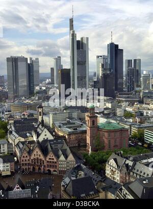 (Dpa) - ein Blick auf Frankfurt am Main mit dem historischen Rathaus "Römer", St. Pauls und die Wolkenkratzer, 18. Oktober 2002. Stockfoto