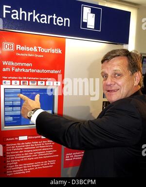 (Dpa) - Hartmut Mehdorn, Vorstandsvorsitzender der Deutschen Bahn AG Deutsche Bahn (DB), zeigt auf dem Display ein Ticket Automaten Maching an einer Station in Berlin, 9. Oktober 2002. Die Deutsche Bahn kündigte neue Preise für Bahn-Tickets, die am 15 Dezember in Kraft treten werden. Tickets für lange dista Stockfoto