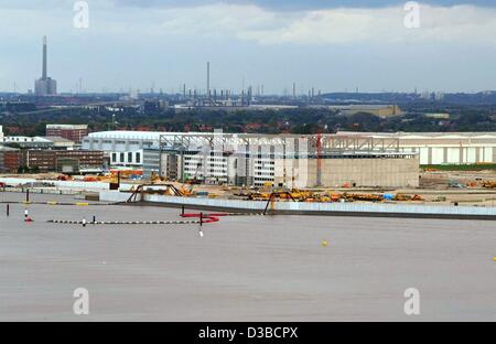 (Dpa) - ein Blick über den Fluss Elbe an das Airbus-Werk Werk in Hamburg, 6. Oktober 2002. Der Flugzeugbauer will gebaut, Teile des Airbus A380 hier etwa 4.000 neue Arbeitsplätze zu schaffen. Erweitern Sie den Bereich der Anlage wurden Teile der ökologisch wertvolle Grenzfläche der Elbe Füllung Stockfoto