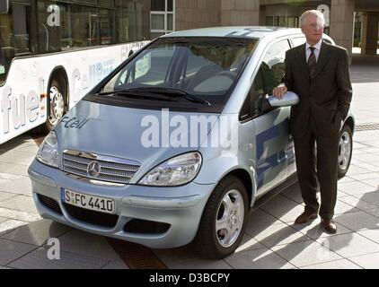 (Dpa) - Juergen Hubbert, Vorsitzender der Mercedes-Benz-Pkw-Sparte bei DaimlerChrysler, steht neben dem ersten Brennstoffzellen-Auto "F-Cell" am Hauptsitz DaimlerChrysler in Stuttgart-Möhringen, Deutschland, 7. Oktober 2002. Nächstes Jahr wird DaimlerChrysler 30 Busse und 30 Autos mit dem neuen Kraftstoff c getestet. Stockfoto