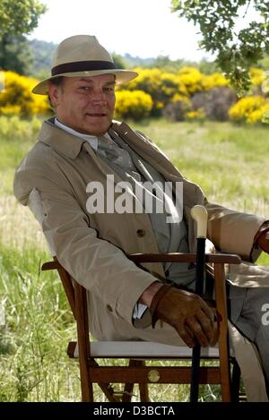 (Dpa) - österreichische Schauspieler Klaus Maria Brandauer im Bild während einer Pause während der Dreharbeiten von "Papa" vor Ort in der Nähe von Aix en Provence, Frankreich, 20. Juni 2002. Er spielt in der Film spielt im Jahr 1942 Professor Laemmle, der im Auftrag der Nazis jagt ein Junge, der Zugang zu den jüdischen geheime Bankkonten hat. Klaus Stockfoto