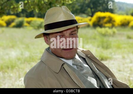 (Dpa) - österreichische Schauspieler Klaus Maria Brandauer im Bild während einer Pause während der Dreharbeiten von "Papa" vor Ort in der Nähe von Aix en Provence, Frankreich, 20. Juni 2002. Er spielt in der Film spielt im Jahr 1942 Professor Laemmle, der im Auftrag der Nazis jagt ein Junge, der Zugang zu den jüdischen geheime Bankkonten hat. Klaus Stockfoto