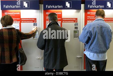 (Dpa) - Reisende ziehen Tickets aus Automaten von der Deutsche Bahn AG Deutsche Bahn (DB) an einer Station in Berlin, 8. Oktober 2002. Die Deutsche Bahn ist seine neue Ticketpreise am 9. Oktober anzukündigen. Zum Beispiel werden neue Ermäßigungen für Frühbucher.