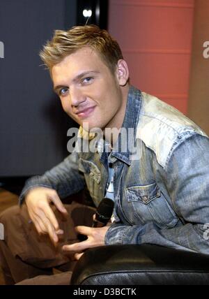 (Dpa) - Nick Carter, US-Pop-Sängerin der Gruppe 'Backstreet Boys' lächelt während einer Fan-Pressekonferenz in Köln, Deutschland, 2. Oktober 2002. Der 22-j hrige präsentiert in Köln sein erstes solo-Album "Jetzt oder nie" und beantwortet Fragen der Fans. Stockfoto