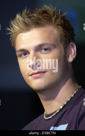 (Dpa) - Nick Carter, US-Pop-Sängerin der Gruppe 'Backstreet Boys' lächelt während einer Fan-Pressekonferenz in Köln, Deutschland, 2. Oktober 2002. Der 22-j hrige präsentiert in Köln sein erstes solo-Album "Jetzt oder nie" und beantwortet Fragen der Fans. Stockfoto