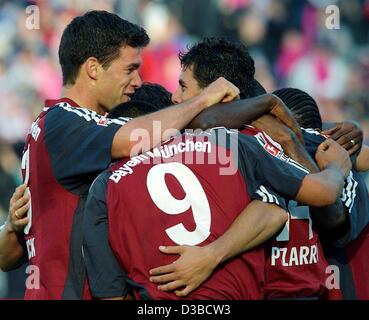 (Dpa) - Bayern Spieler (L-r:) Michael Ballack, Giovane Elber, Torjäger Claudio Pizarro und Ze Roberto jubeln nach ihrer dritten Tor in der Bundesliga Spiel FC Bayern München gegen VfL Bochum in München, 5. Oktober 2002. München gewinnt 4:1 und somit bleibt an der Spitze der Liga tab Stockfoto