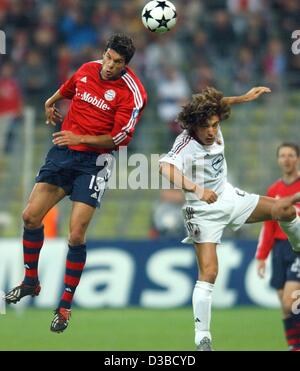 (Dpa) - Bayerns Mittelfeldspieler Michael Ballack spielt einen Header bevor Milans Mittelfeldspieler Andrea Pirlo den Ball in der Champions-League-Spiel FC Bayern München gegen den AC Mailand in München, 1. Oktober 2002 erreichen kann. Milan gewann 2:1 und Bayern sind nun in Gefahr, für die zweite Runde qualifizieren Stockfoto