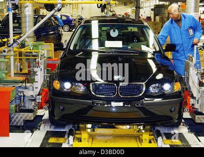 (Dpa-Dateien) - ein Arbeiter legt den letzten Schliff auf einem BMW der 3er in der Fabrik Werk in München, 6. Dezember 2002. Schlagen einen lose Welt-Pkw-Markt, mal deutsche Fahrzeugbau BMW hob Konzernumsatz vorbei 1 Million Einheiten für die erste im Jahr 2002 durch das erneute Erstellen des Symbols 1960er Jahre British Stockfoto