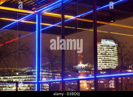 (Dpa) - Lichtinstallationen von Keith Sonnier provozieren spektakuläre Reflexionen in die neue Nationalgalerie am Potsdamer Platz (Potsdamer Platz) in Berlin, 29. Januar 2003. Stockfoto