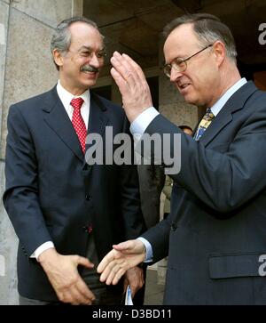 (Dpa) - German Finance Minister Hans Eichel (R) begrüßt mexikanische Finanzminister Francisco Gil Diaz in Berlin, 23. Januar 2003. Die Politiker trafen sich, um die Situation der Welt-Wirtschaft und der Irak-Frage zu diskutieren. Stockfoto