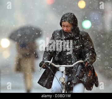 (Dpa) - Schneefall behindert einen Radfahrer in Düsseldorf, 30. Januar 2003. Stockfoto