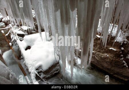 (Dpa) - beeindruckende Eiszapfen in der Partnachklamm-Schlucht in der Nähe von Garmisch-Partenkirchen, Deutschland, 31. Januar 2003 gesehen werden. Stockfoto