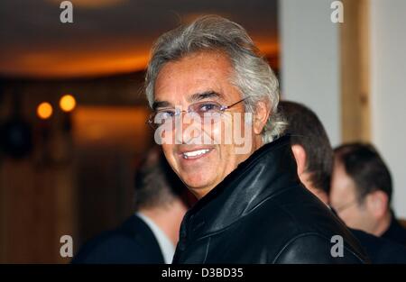 (Dpa) - Flavio Briatore, italienischer Formel-1-Tycoon und Managing Director von Renault F1 UK, wird auf der Audi-Party in Kitzbühel, Österreich, 26. Januar 2003 fotografiert. Stockfoto