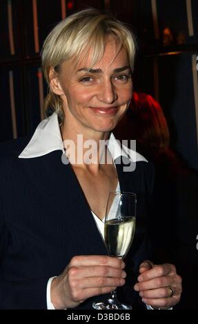 (Dpa) - deutsche Leichtathletin Heike Drechsler, Welt-Klasse-Weitspringer, hält ein Glas Sekt auf der sogenannten "Zuckerhut Party" (Zuckerhut) durch Süßwarenherstellers Lambertz, Köln, 27. Januar 2003. Stockfoto