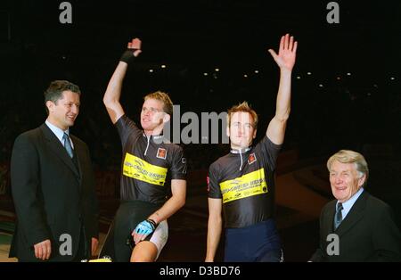 (Dpa) - australischer Radrennfahrer Scott McGrory (2. v. R) und seine belgischen partner Matthew Gilmore (2. v. L), die Sieger der 39. sechs Tage Rennen München, Welle ihre Hände und werden den Zuschauern der Veranstaltung durch den Sportdirektoren Otto Ziege (R) und Dieter Stein (L) an den sechs Tagen eingeführt Stockfoto