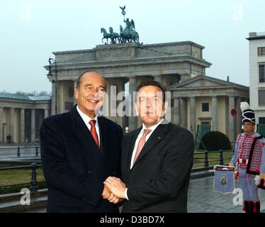 (Dpa) - französischer Präsident Jacques Chirac (L) und Bundeskanzler Gerhard Schroeder schütteln Hände vor dem Brandenburger Tor (Hintergrund) am Eingang des neuen französischen Botschaft in Berlin, 23. Januar 2003. Chirac kam nach Berlin, um festlich eröffnet die neue Botschaft. Am Vortag hatte Schroeder b Stockfoto