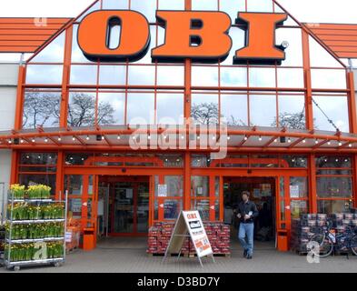(Dpa) - das Bild zeigt den Eingang zu den OBI-Baumarkt (Baumarkt) in Köln, Deutschland, 24. Januar 2003. Gegen die aktuelle wirtschaftliche Entwicklung im Jahr 2002 hatte der OBI-Baumarkt ein Rekordjahr in seiner mehr als 30-jährigen Geschichte. 5,8 Milliarden Euro stieg der Umsatz um 10 Prozent, wh Stockfoto