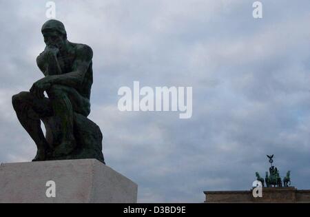 (Dpa) - eine Nachbildung des Auguste Rodins berühmte Skulptur "Der Denker" erscheint am Pariser Platz (Paris Quadrat) vor dem Brandenburger Tor in Berlin, 22. Januar 2003. Die Skulptur wird bis 9 März auf dem Platz bleiben. Es ist Teil der Feierlichkeiten zum 40. Jahrestag des Elysée-Palast Stockfoto
