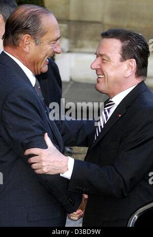 (Dpa) - französischer Präsident Jacques Chirac (L) und Bundeskanzler Gerhard Schroeder sind Händeschütteln vor der Elysée-Palast in Paris, wo die Schränke von Frankreich und Deutschland trafen, 22. Januar 2003. Die Schränke sind zusammengekommen, um dem 40. Jahrestag des Elysée-Vertrags die Esta feiern Stockfoto