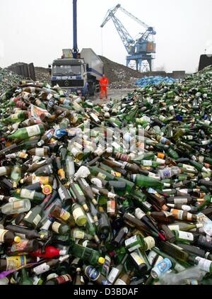 (Dpa) - leere Flaschen aus Glas werden geladen, sich an das recycling Firma Rhenus in Essen, Deutschland, 12. Januar 2003. Da ein Pfand auf Einwegverpackungen in Deutschland am 1. Januar 2003 eingeführt wurde, das Unternehmen nicht nur recycelt Glas aber auch trinken, Dosen und Plastikflaschen. Stockfoto