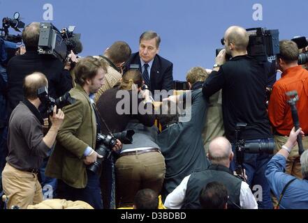 (Dpa) - deutsche Wirtschaft und Arbeitsmarkt Minister Wolfgang Clement (SPD) scheint unbeeindruckt von der Presse Masse vor ihm auf einer Pressekonferenz in der Jahreswirtschaftsbericht präsentierte, Berlin, 29. Januar 2003. Clemens sagte, dass die Regierung das öffentliche Defizit laut reduzieren will Stockfoto