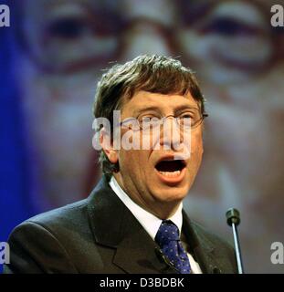 (Dpa) - Bill Gates, Mitbegründer von Microsoft, das größte Softwareunternehmen der Welt, hält eine Rede anlässlich des 20. Jahrestages der deutschen Niederlassung in München, 28. Januar 2003. Microsoft will ihr soziale Engagement in Deutschland zu erhöhen. "Wir haben immer gedacht, um nicht nur EG werden Stockfoto