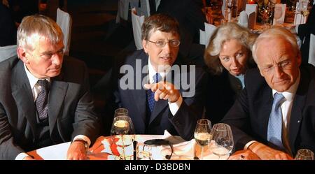(Dpa) - Bill Gates (C), Mitbegründer von Microsoft, deutsche Interior Minister Otto Schily (L) und bayerischen Ministerpräsidenten Edmund Stoiber feiern den 20. Jahrestag von Microsoft Deutschland in München, 28. Januar 2003. Microsoft will ihr soziale Engagement in Deutschland zu erhöhen. "Wir haben immer gedacht Stockfoto