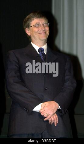 (Dpa) - Bill Gates, Mitbegründer von Microsoft, ist bei einer Award-Show in München, 28. Januar 2003 lächelnd. Tore mit vier Schulklassen die "Road Ahead Award 2002" für die Erstellung von Webseiten über "Leben und lernen in der EU" ausgezeichnet. Bill Gates kam nach Deutschland zu feiern die 20. Jahrestag o Stockfoto