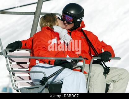 (Dpa) - deutsche Formel 1-Pilot Michael Schumacher (R) küsst seine Frau Corinna in einem Sessellift während das traditionelle dreitägige Ferrari treffen in Madonna di Campiglio, Italien, 17. Januar 2003. Stockfoto