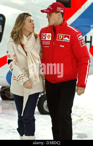 (Dpa) - deutsche Formel 1-Pilot Michael Schumacher zusammen mit seiner Frau Corinna abgebildet, wie sie mit dem Hubschrauber für das traditionelle dreitägige Ferrari treffen in Madonna di Campiglio, Italien, 15. Januar 2003 ankommen. Stockfoto