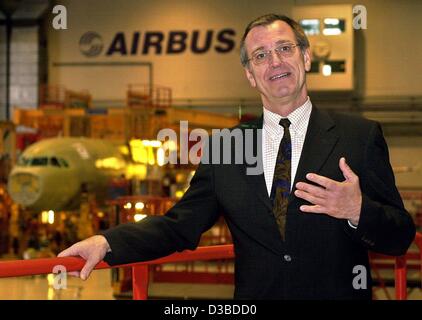 (Dpa) - Gerhard Puttfarcken, neuer Direktor der Airbus Deutschland GmbH, posiert in einer Anlage in Hamburg-Finkenwerder, 28. Januar 2003. Das neue Großraumflugzeug A380 aus Hamburg ab Frühjahr 2005 ausziehen soll. "Airbus ist eines der wenigen Unternehmen in Deutschland, die Schaffung neuer Arbeitsplätze in diesen schwierigen Ti Stockfoto