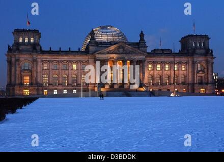 (Dpa) - ein winterlicher Blick auf den Reichstag in Berlin, 7. Januar 2003. Stockfoto