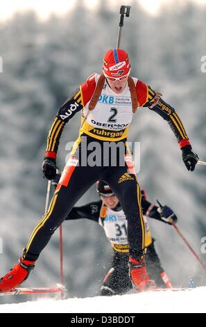 (Dpa) - deutsche Biathletin Kati Wilhelm Sprints auf den sechsten Platz im 7,5 km Sprint Rennen in der Biathlon-Weltcup in Oberhof, Deutschland, 8. Januar 2003. Fünf deutsche Frauen sind unter den 10 besten am Ende, aber sie schaffte es nicht auf dem Podest zu beenden. Stockfoto