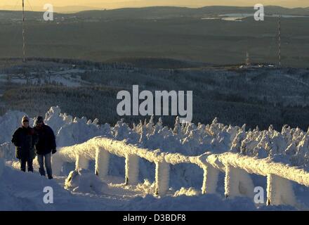 (Dpa) - ein paar gekleidet in dicke Kleidung ist Fuß auf den Schnee bedeckten Brocken, dem höchsten Berg des Harz-Gebirges in Mitteldeutschland, 7. Januar 2003. Stockfoto