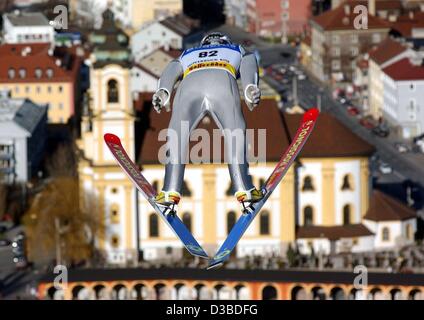 (Dpa) - deutscher Skispringer Sven Hannawald durch die Luft während des Trainings für die 51. vier Hügel-Turnier mit einem schönen Blick auf die Basilika Wilten in Innsbruck, Österreich, 3. Januar 2003 fliegt. Stockfoto