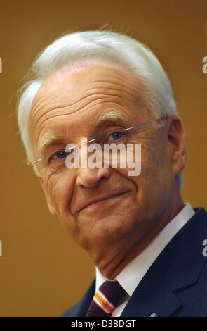 (Dpa) - der Ministerpräsident von Bayern, Edmund Stoiber von der christlich sozialen Union (CSU), lächelt für Fotografen auf einer Pressekonferenz in München, 27. Januar 2003. Stockfoto