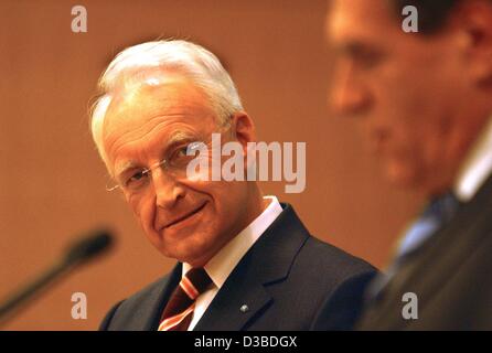 (Dpa) - Ministerpräsident von Bayern, Edmund Stoiber (L) und Führer von der christlich sozialen Union (CSU), lächelt Michael Glos, der Führer der CSU Staates Gruppe im Bundestag, während einer Pressekonferenz in München, 27. Januar 2003.  Glos diente in dieser Position seit einem Jahrzehnt.   Stoiber bedankte sich bei Stockfoto