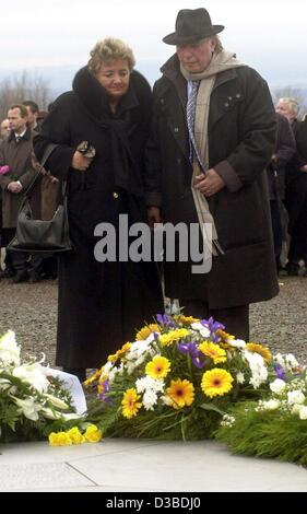 (Dpa) - Imre Kertesz, ungarischen Nobelpreisträger für Literatur und ehemaliger Häftling in einem nationalsozialistischen Konzentrationslager und seine Frau Magda Stand vor der Gedenkstätte im ehemaligen Konzentrationslager Buchenwald bei Weimar, Ostdeutschland, 27. Januar 2003. Vor drei Jahren wurde als 27 Januar gewählt. Stockfoto