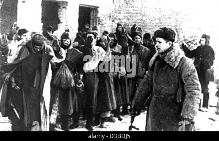 (Dpa-Dateien) - Kapitulation deutsche Soldaten nach der Schlacht von Stalingrad, Stalingrad, Sowjetunion (heute Wolgograd, Russland), 2. Februar 1943. Die Schlacht um Stalingrad (August 1942 - Februar 1943) war der entscheidende Weltkrieg sowjetische Sieg, der den südlichen deutschen Vormarsch gestoppt und wandte sich die ti Stockfoto