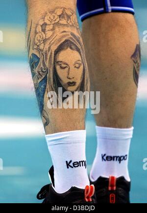 (Dpa) - die linke Wade der deutschen Handballer Stefan Kretzschmar zeigt ein Tattoo von seiner Freundin, Welt-Klasse-Schwimmerin Franziska van Almsick, bei der Handball-Weltmeisterschaft in Viseu, Portugal, 25. Januar 2003. Die deutsche Handball-Nationalmannschaft gewinnt gegen den Gastgeber Portugal 37-29 und bleibt ungeschlagen. Stockfoto