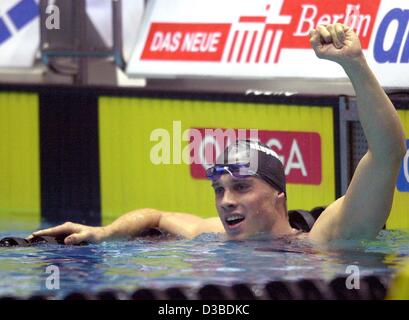 (Dpa) - deutscher Schwimmer Thomas Rupprath jubelt bei seiner Einstellung einen neuen Weltrekord im 100-Meter-Lagenschwimmen der Männer bei der kurzen Kurs WM im Europapark der Baden Arena in Berlin, 25. Januar 2003.  Rupprath etabliert einen neuen Weltrekord für diese Short Course-Veranstaltung mit einer Zeit von 52,58 Sekunden. Stockfoto