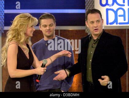 (Dpa) - US-Sängerin Faith Hill (L) begrüßt US-Schauspieler, Leonardo DiCaprio (C) und Tom Hanks (R) im deutschen TV Show "Wetten dass...?" (Wetten, dass...?), in Böblingen, 25. Januar 2003. Die beiden Hollywood-Stars ihren neuen Film "Catch Me If You Can" während Deutschlands erfolgreichste TV Sho gefördert Stockfoto