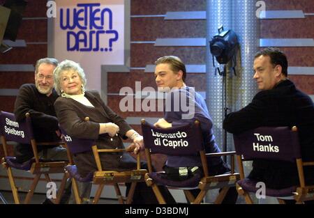 (Dpa) - US-Regisseur Steven Spielberg (L) und den USA Schauspieler Leonardo DiCaprio (2. v. R) und Tom Hanks (R) posieren mit Erika, eine Dame aus dem Publikum in Regisseur Stühle während der deutschen TV-show "Wetten dass...?" (Wetten, dass...?), in Böblingen, 25. Januar 2003. Die Hollywood-Stars gefördert Stockfoto