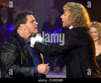 (Dpa) - hat deutschen Talkshow-Host Thomas Gottschalk (R) ein Wort mit dem US-Sänger Meat Loaf nach Meat Loaf geküsst hatte ihn nach seinem Auftritt bei der deutschen TV-Show "Wetten dass...?" (Wetten, dass...?), in Böblingen, 25. Januar 2003. Meat Loaf es förderte seinen neuen Song "Habe ich das gesagt", Stockfoto