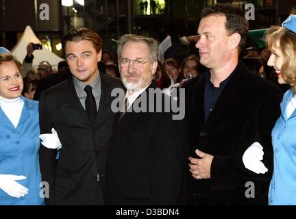 (Dpa) - US-Schauspieler Leonardo DiCaprio (L) und Tom Hanks (R) posieren mit ihren Direktor Steven Spielberg (C) und Hostessen vor der Deutschland-Premiere ihres neuen Films "Catch Me If You Can" in Berlin, 26. Januar 2003. Der Film basiert auf einer wahren Geschichte geht es um eine erfolgreiche Betrüger (DiCaprio), die Mana Stockfoto