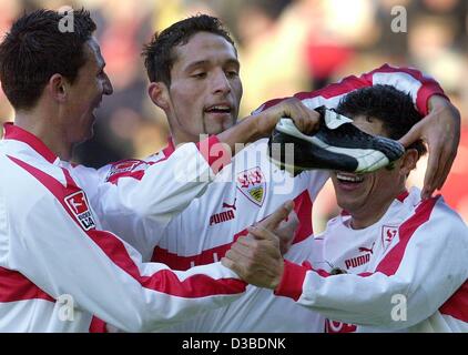 (Dpa) - feiert Stuttgarts Stürmer Kevin Kuranyi (C) mit seinen Teamkollegen Krassimir Balakov und portugiesischen Verteidiger Fernando Meira (L), nachdem er das erste in der Bundesliga Fußball Spiel 1. FC Kaiserslautern gegen den VfB Stuttgart in Kaiserslautern, Deutschland, 25. Januar 2003 Tor. In den 18 Stockfoto