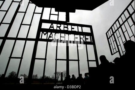 (Dpa) - ein Blick auf der ehemalige Kommandant Zugang zum ehemaligen Konzentrationslager Sachsenhausen nördlich von Berlin, 27. Januar 2003. Die Inschrift auf dem Eisernen Tor liest: "Arbeit Macht Frei" (Arbeit macht frei). 1941/42 allein hatte mehr als 10000 russische Kriegsgefangene von SS geschlachtet Stockfoto