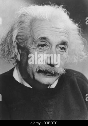 (Dpa-Dateien) - deutsch-US-amerikanischer Physiker und Mathematiker Albert Einstein, 1946.  Er wurde in einer jüdischen Familie in Ulm, Deutschland, am 14. März 1879 geboren und starb am 18. April 1955 in Princeton, New Jersey/USA. Er ist der Begründer der Relativitätstheorie mit der Formulierung der Äquivalenz von Masse und Stockfoto